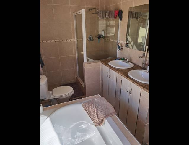 3 BEDROOM FREESTANDING TO LET IN STRAND CENTRAL